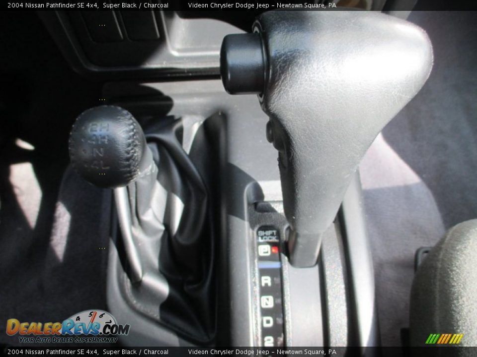 2004 Nissan Pathfinder SE 4x4 Super Black / Charcoal Photo #24