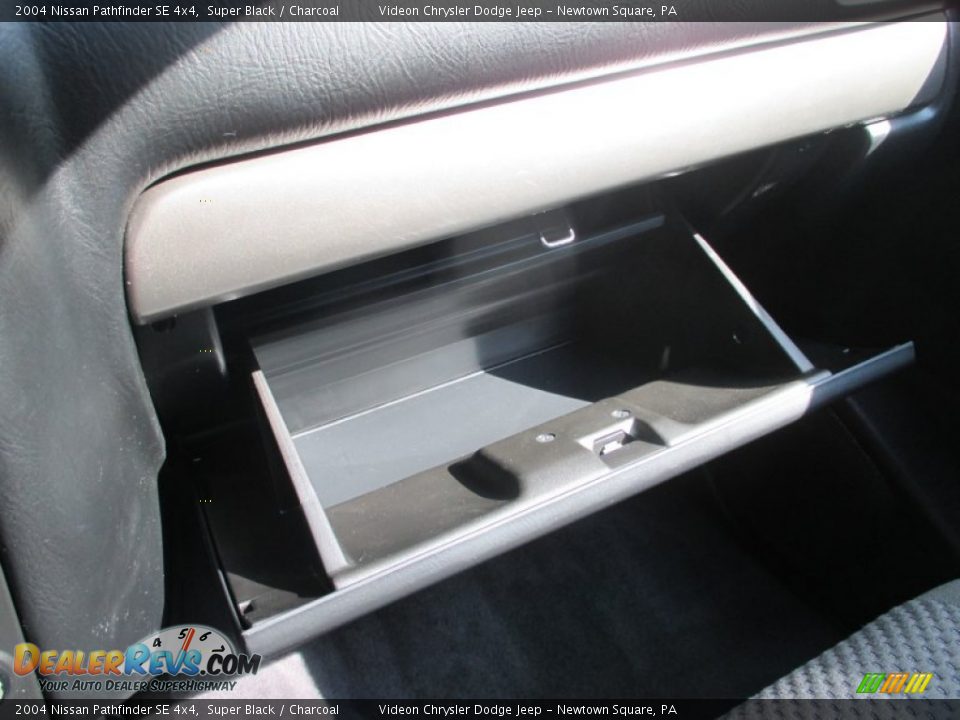 2004 Nissan Pathfinder SE 4x4 Super Black / Charcoal Photo #27