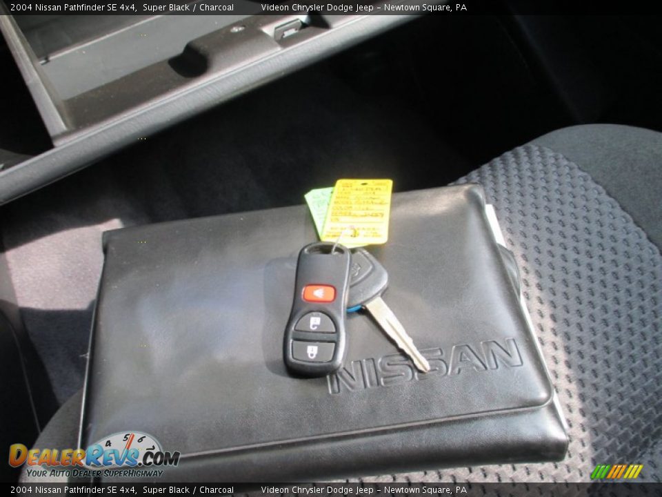 2004 Nissan Pathfinder SE 4x4 Super Black / Charcoal Photo #28