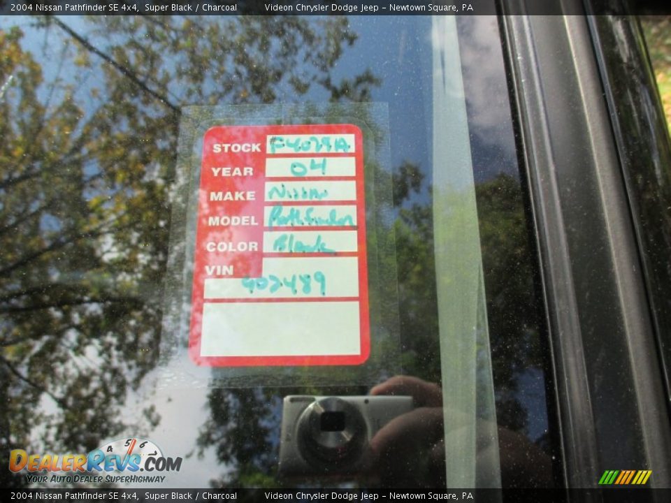 2004 Nissan Pathfinder SE 4x4 Super Black / Charcoal Photo #29