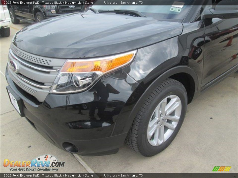 2015 Ford Explorer FWD Tuxedo Black / Medium Light Stone Photo #25