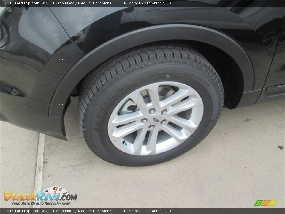 2015 Ford Explorer FWD Tuxedo Black / Medium Light Stone Photo #26