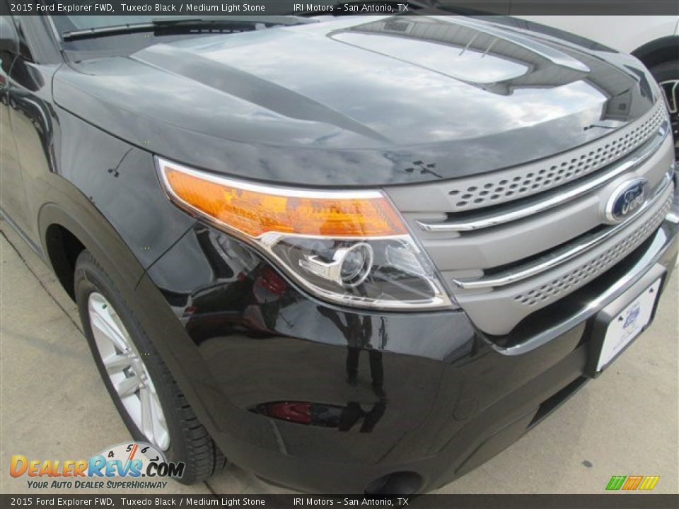 2015 Ford Explorer FWD Tuxedo Black / Medium Light Stone Photo #29