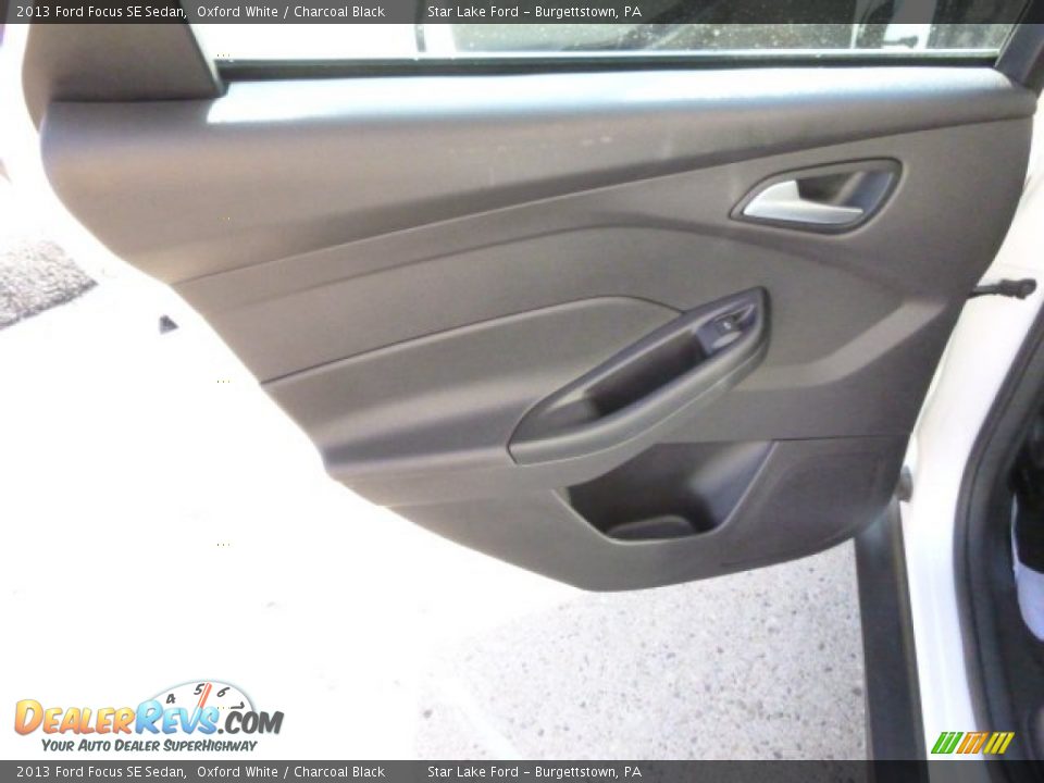 2013 Ford Focus SE Sedan Oxford White / Charcoal Black Photo #12