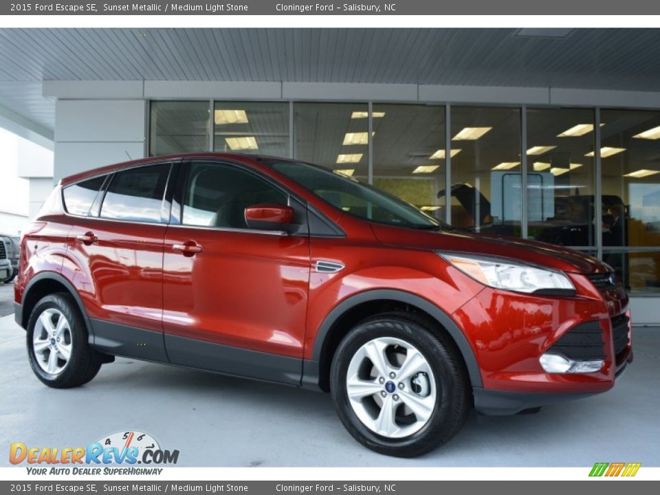 Front 3/4 View of 2015 Ford Escape SE Photo #1