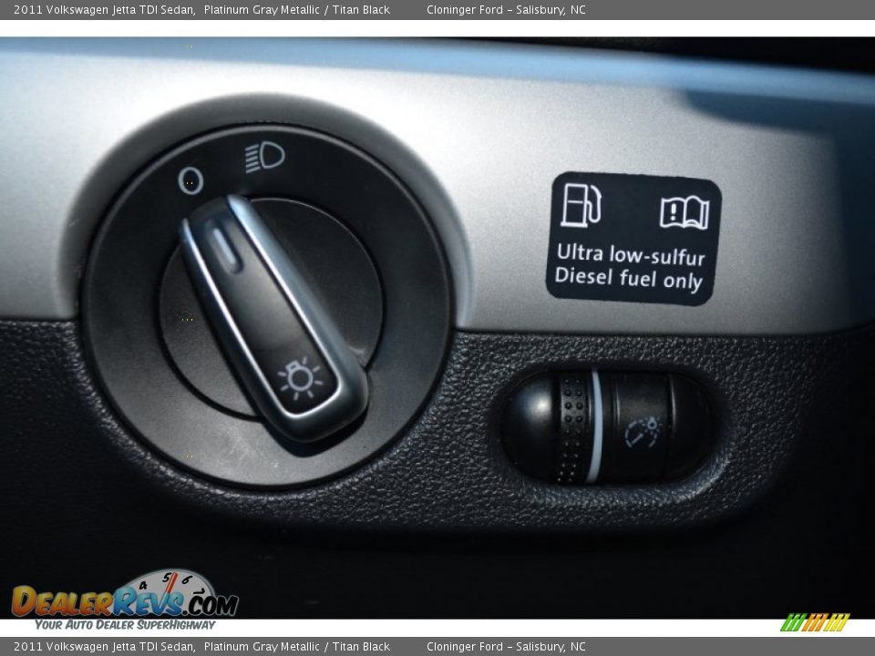 2011 Volkswagen Jetta TDI Sedan Platinum Gray Metallic / Titan Black Photo #28