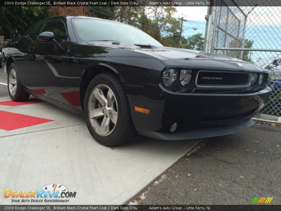 Front 3/4 View of 2009 Dodge Challenger SE Photo #3