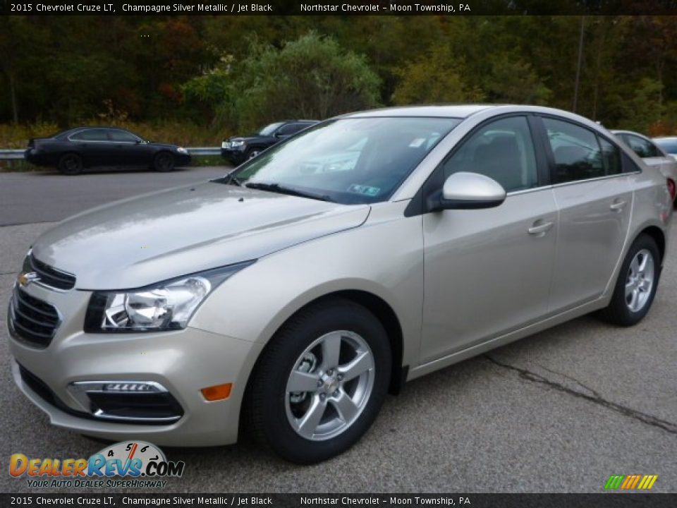 Front 3/4 View of 2015 Chevrolet Cruze LT Photo #1