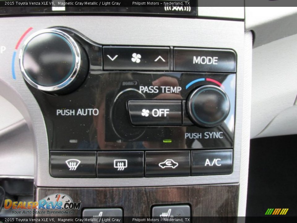 Controls of 2015 Toyota Venza XLE V6 Photo #30