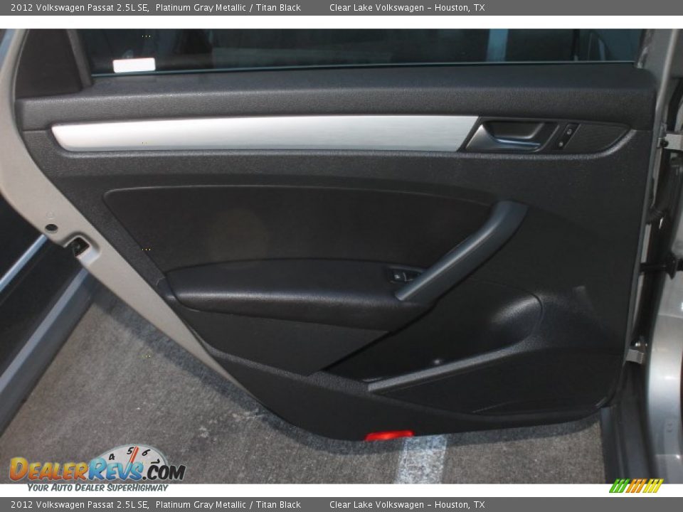 2012 Volkswagen Passat 2.5L SE Platinum Gray Metallic / Titan Black Photo #33