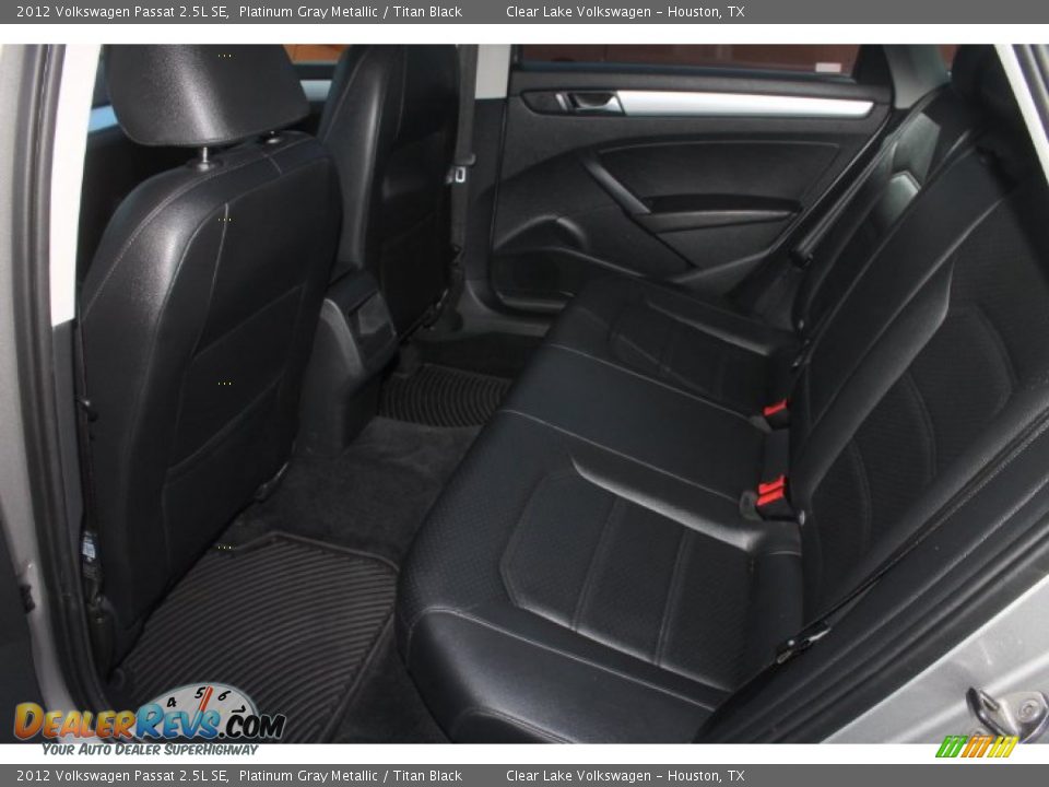 2012 Volkswagen Passat 2.5L SE Platinum Gray Metallic / Titan Black Photo #35