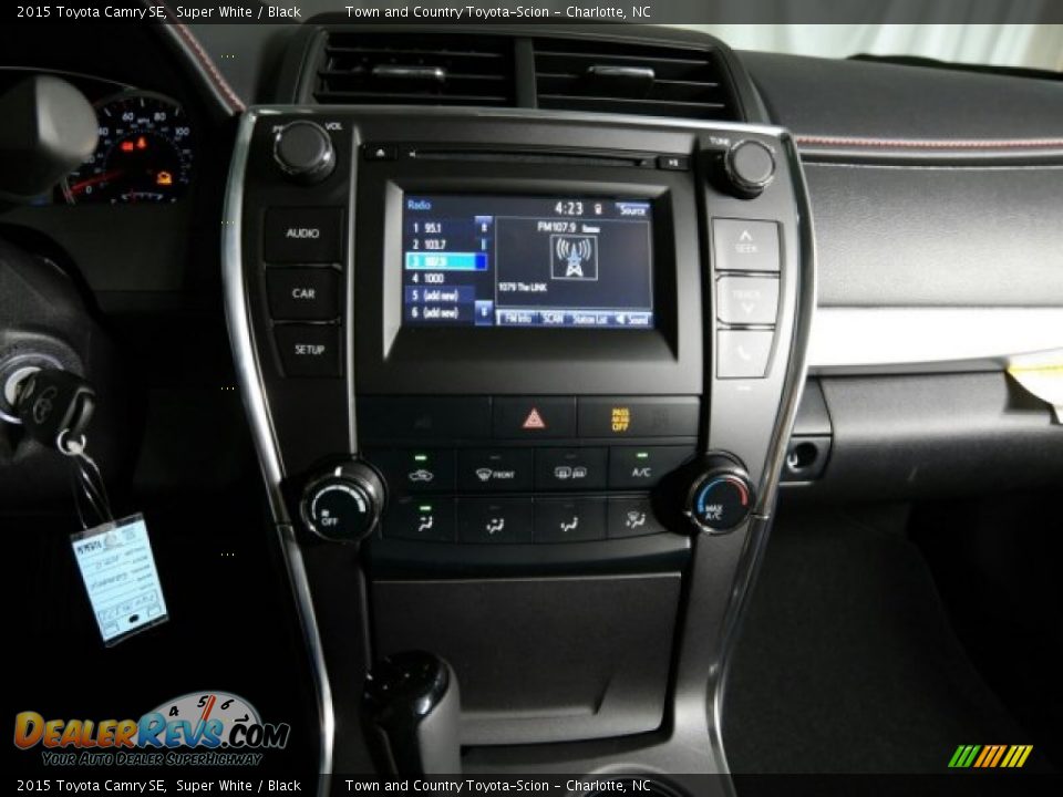 2015 Toyota Camry SE Super White / Black Photo #11