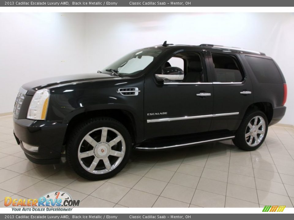 Front 3/4 View of 2013 Cadillac Escalade Luxury AWD Photo #3