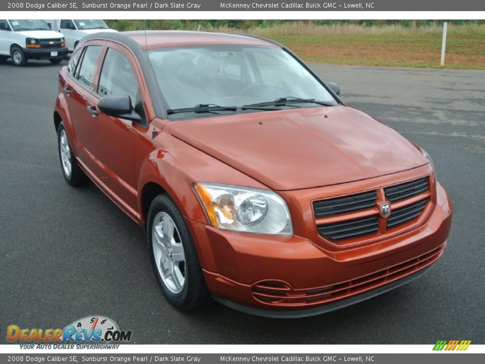 Front 3/4 View of 2008 Dodge Caliber SE Photo #1