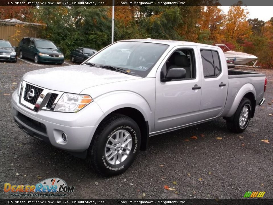 Front 3/4 View of 2015 Nissan Frontier SV Crew Cab 4x4 Photo #5