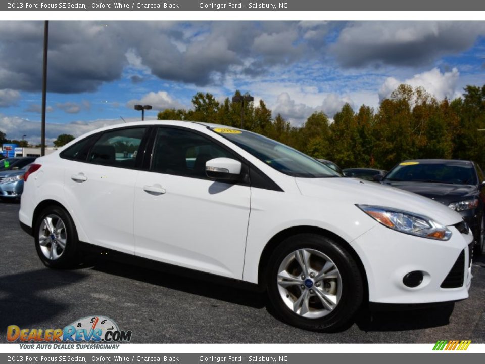 Front 3/4 View of 2013 Ford Focus SE Sedan Photo #1