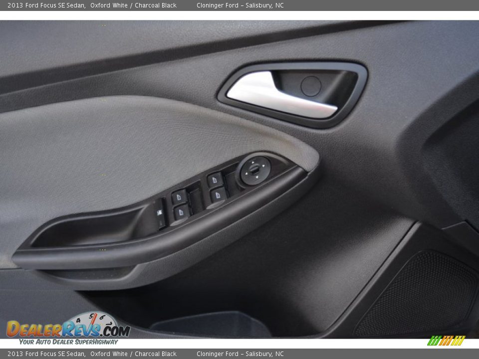 2013 Ford Focus SE Sedan Oxford White / Charcoal Black Photo #8