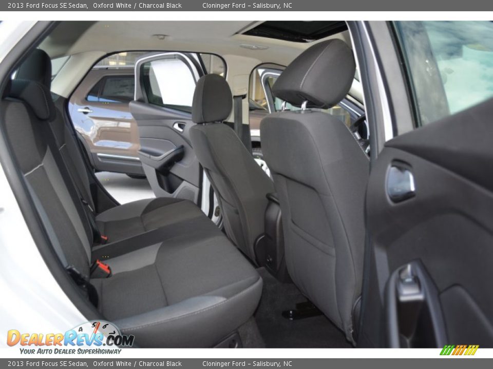 2013 Ford Focus SE Sedan Oxford White / Charcoal Black Photo #13