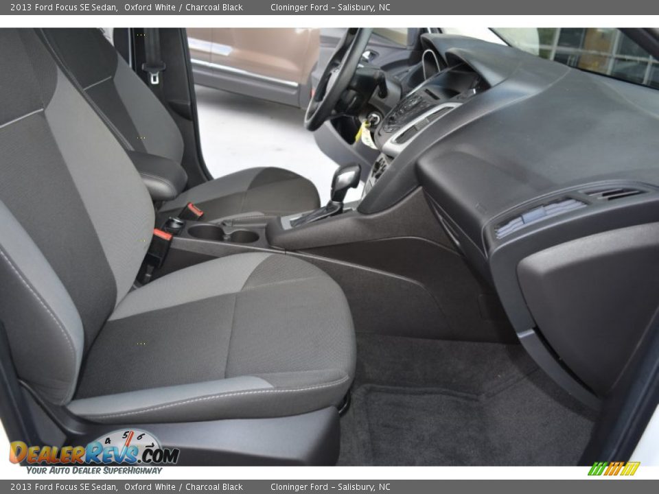 2013 Ford Focus SE Sedan Oxford White / Charcoal Black Photo #15