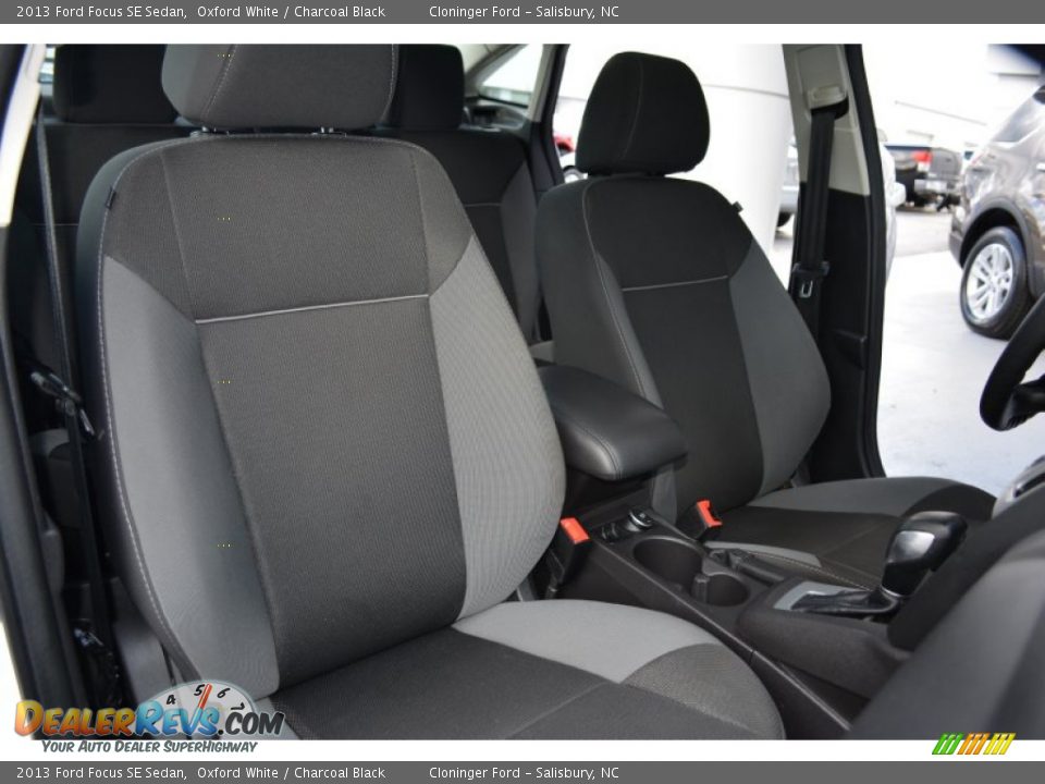 2013 Ford Focus SE Sedan Oxford White / Charcoal Black Photo #16