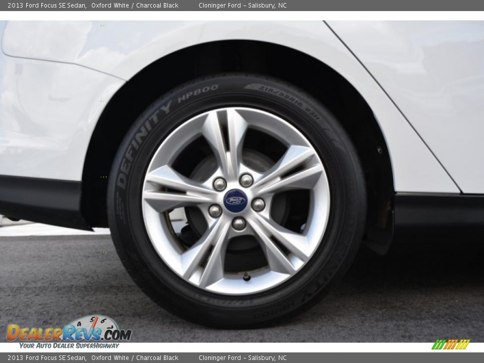 2013 Ford Focus SE Sedan Oxford White / Charcoal Black Photo #17