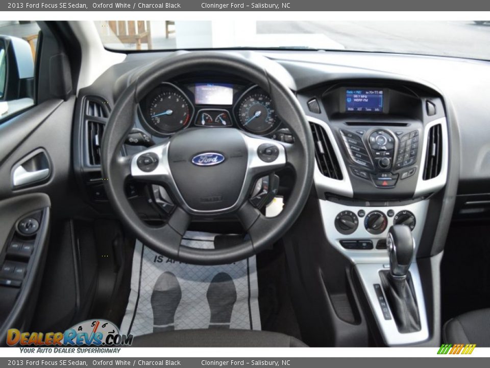 2013 Ford Focus SE Sedan Oxford White / Charcoal Black Photo #18