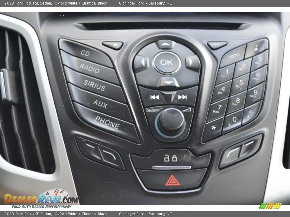 2013 Ford Focus SE Sedan Oxford White / Charcoal Black Photo #20