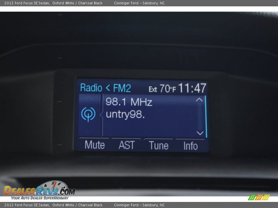 2013 Ford Focus SE Sedan Oxford White / Charcoal Black Photo #21