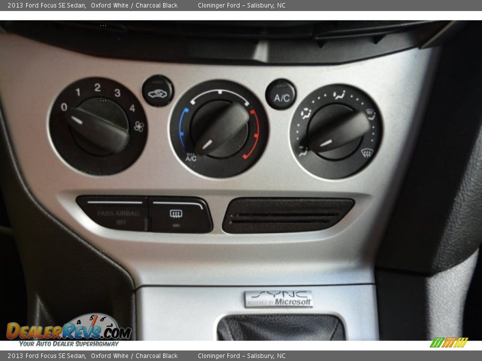 2013 Ford Focus SE Sedan Oxford White / Charcoal Black Photo #22