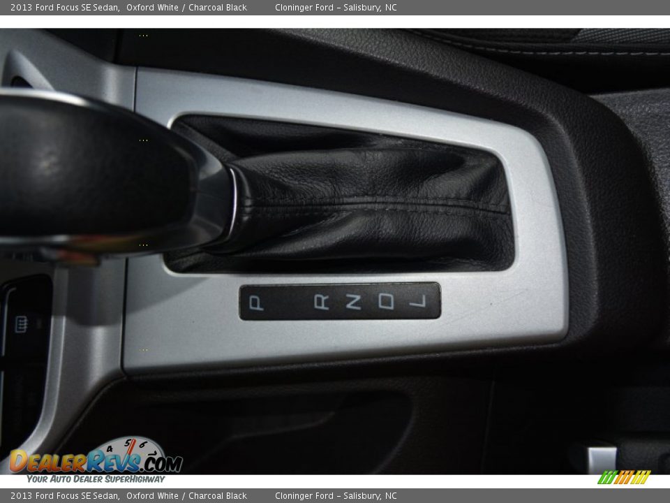 2013 Ford Focus SE Sedan Oxford White / Charcoal Black Photo #24