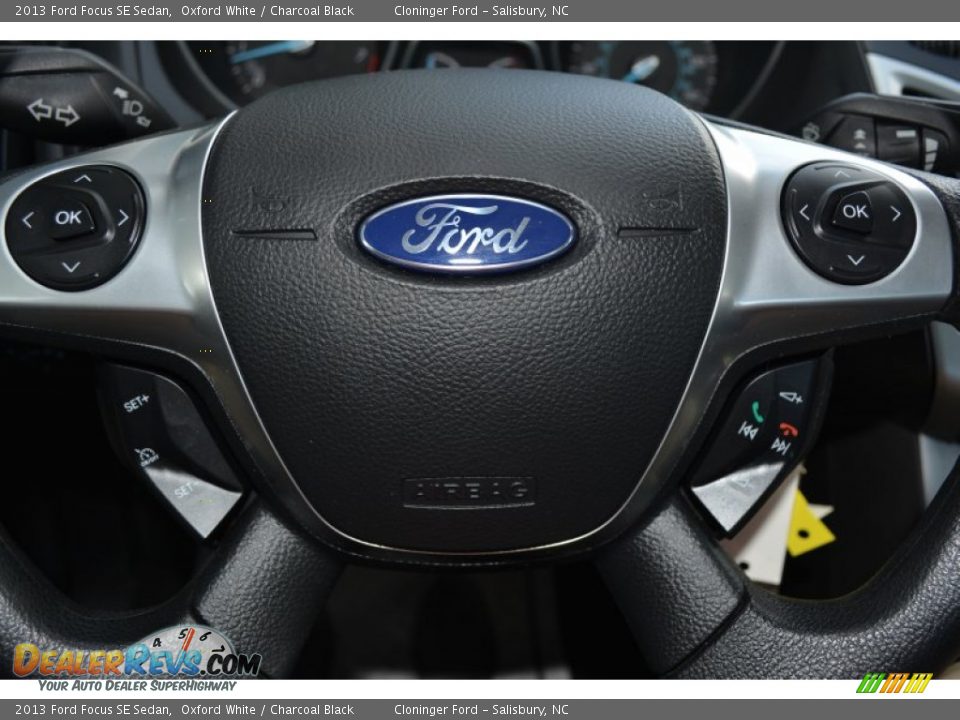 2013 Ford Focus SE Sedan Oxford White / Charcoal Black Photo #26