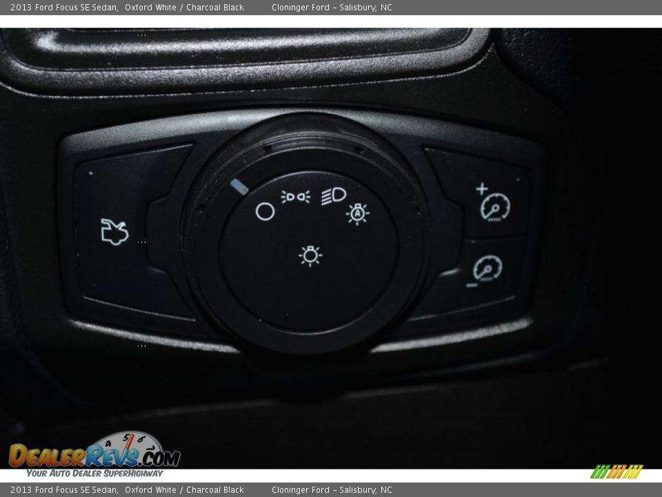 2013 Ford Focus SE Sedan Oxford White / Charcoal Black Photo #28