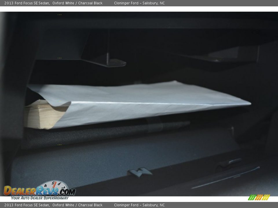 2013 Ford Focus SE Sedan Oxford White / Charcoal Black Photo #29