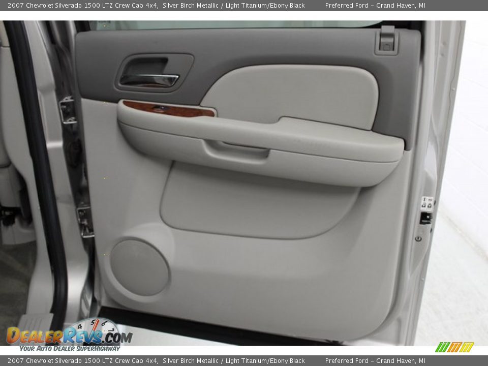 2007 Chevrolet Silverado 1500 LTZ Crew Cab 4x4 Silver Birch Metallic / Light Titanium/Ebony Black Photo #25