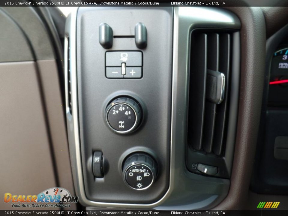 Controls of 2015 Chevrolet Silverado 2500HD LT Crew Cab 4x4 Photo #25