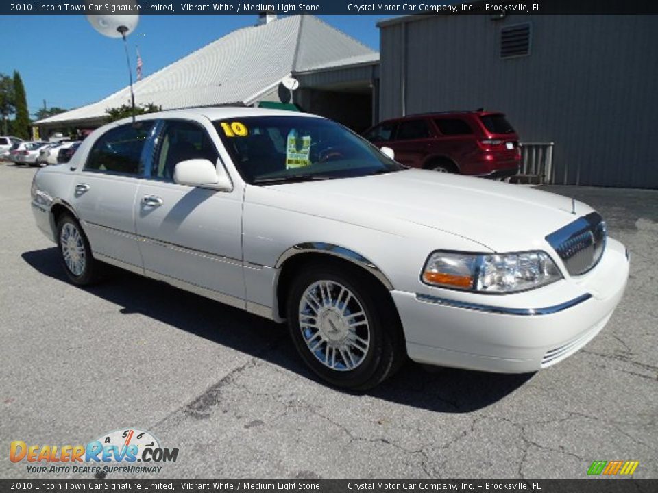 Front 3/4 View of 2010 Lincoln Town Car Signature Limited Photo #10