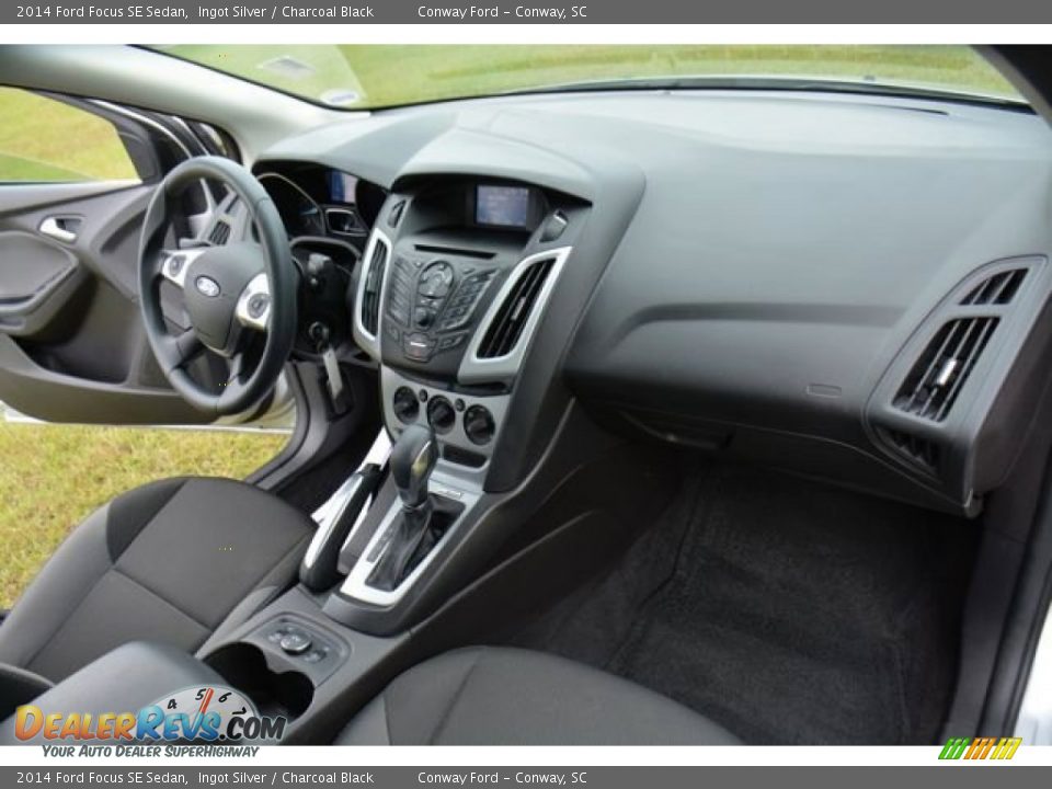 2014 Ford Focus SE Sedan Ingot Silver / Charcoal Black Photo #17