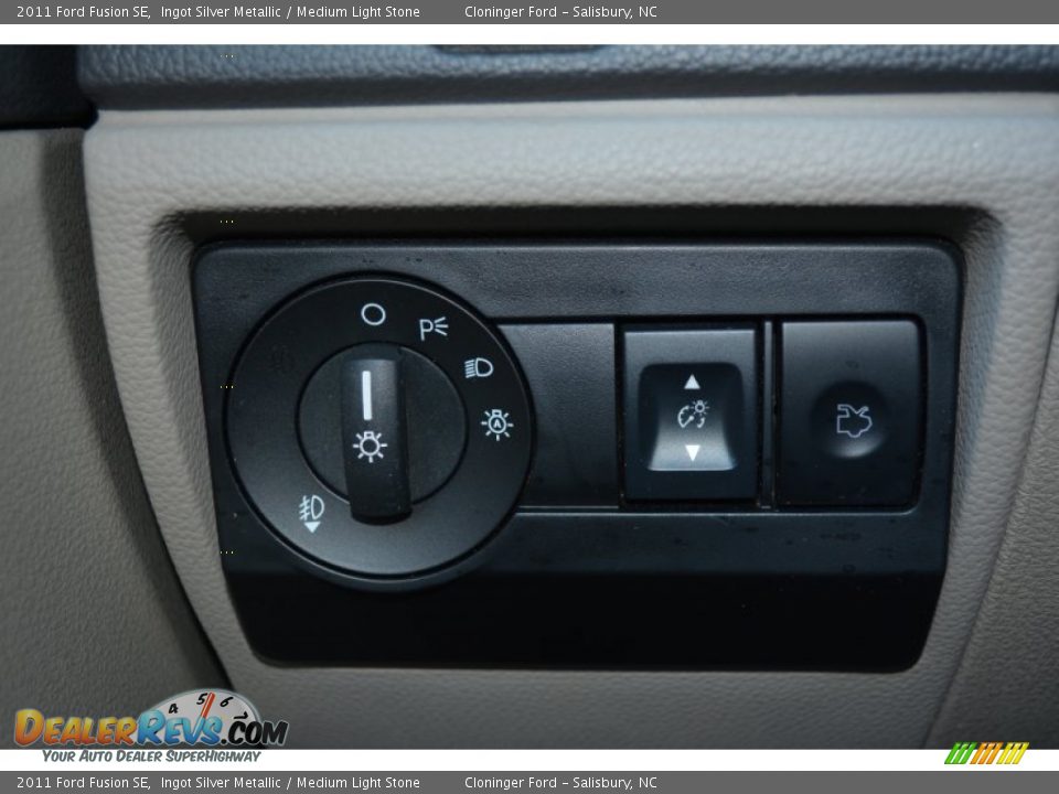2011 Ford Fusion SE Ingot Silver Metallic / Medium Light Stone Photo #27