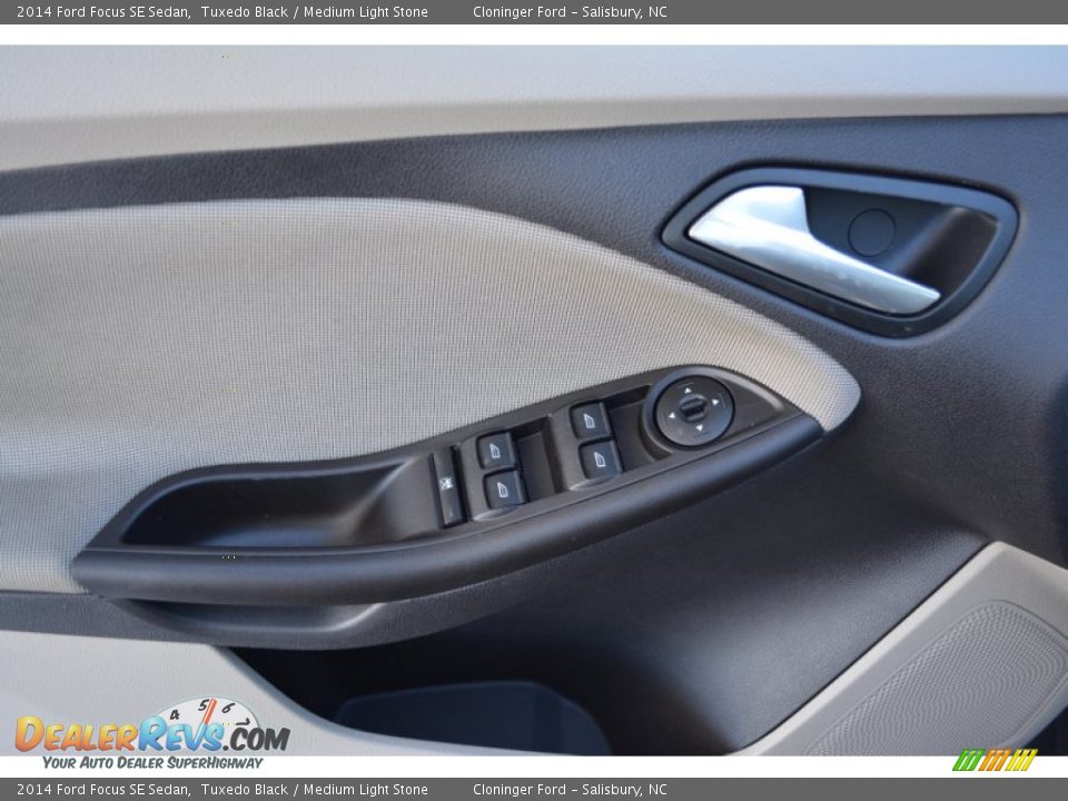 2014 Ford Focus SE Sedan Tuxedo Black / Medium Light Stone Photo #5