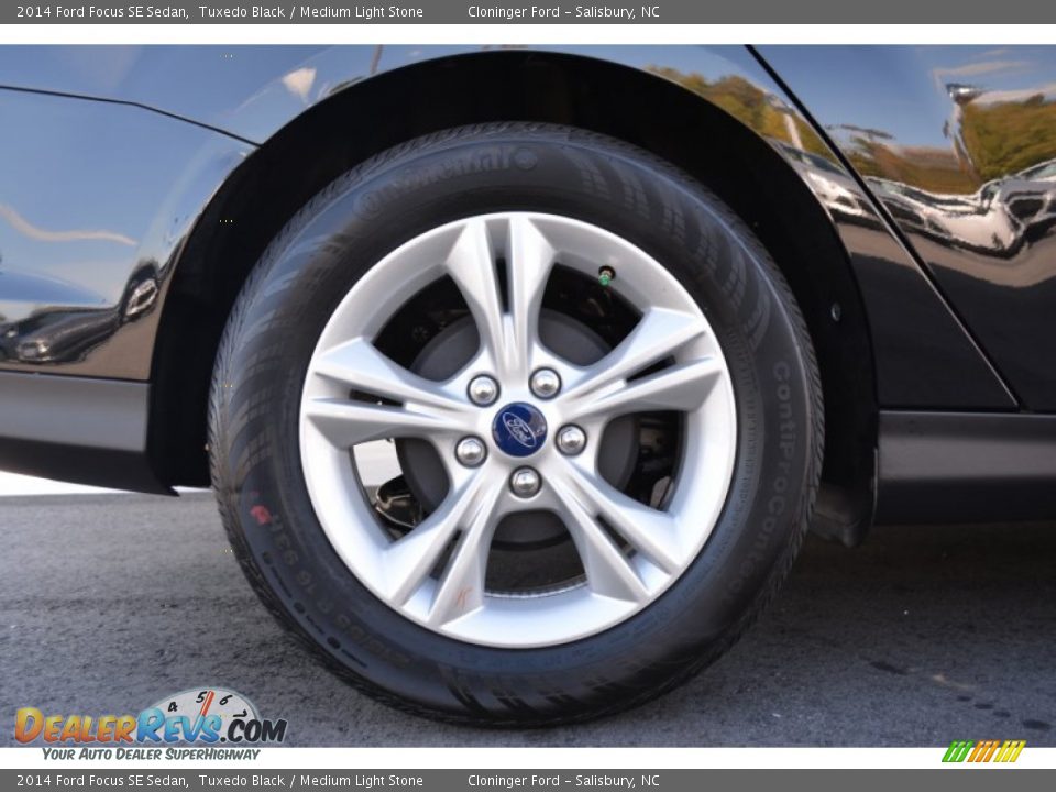 2014 Ford Focus SE Sedan Tuxedo Black / Medium Light Stone Photo #10