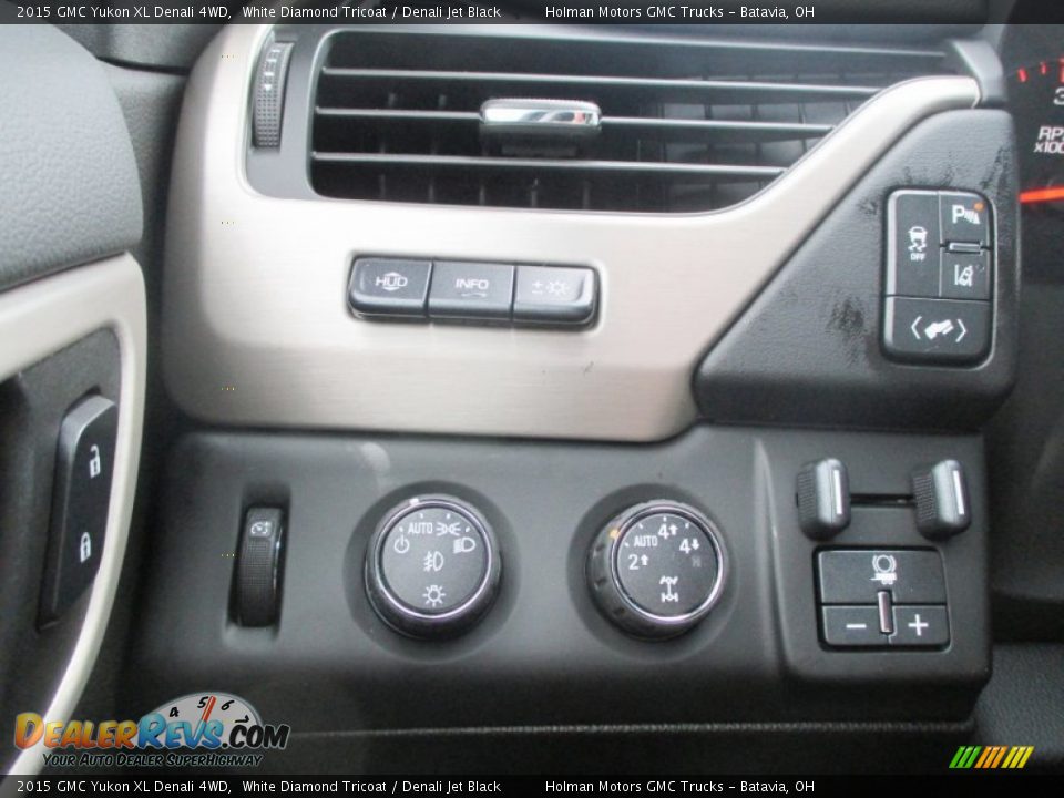 2015 GMC Yukon XL Denali 4WD White Diamond Tricoat / Denali Jet Black Photo #28