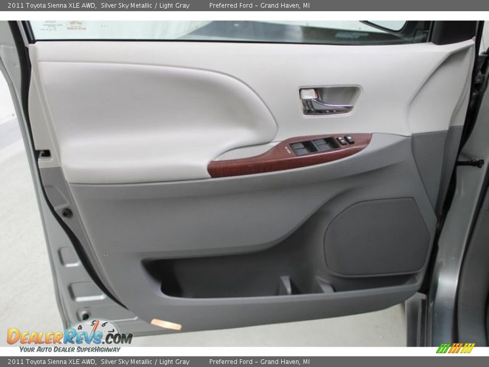 2011 Toyota Sienna XLE AWD Silver Sky Metallic / Light Gray Photo #29