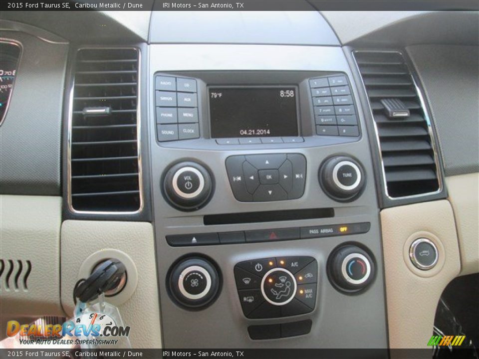 Controls of 2015 Ford Taurus SE Photo #24