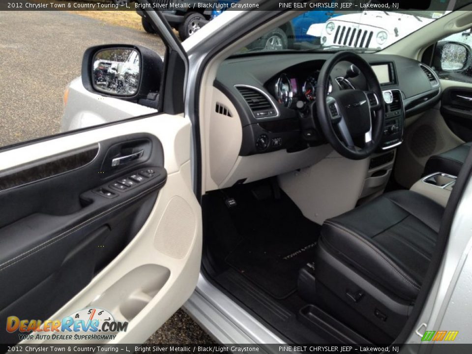 2012 Chrysler Town & Country Touring - L Bright Silver Metallic / Black/Light Graystone Photo #18