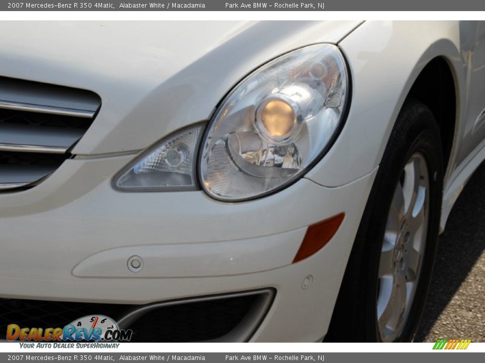 2007 Mercedes-Benz R 350 4Matic Alabaster White / Macadamia Photo #32
