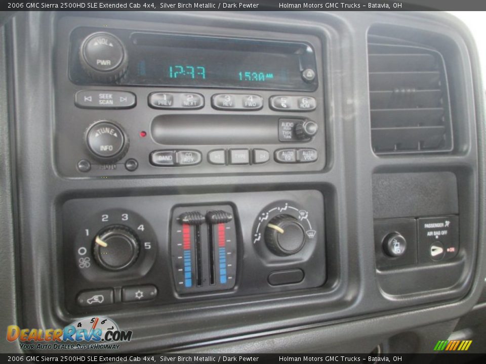 Controls of 2006 GMC Sierra 2500HD SLE Extended Cab 4x4 Photo #6