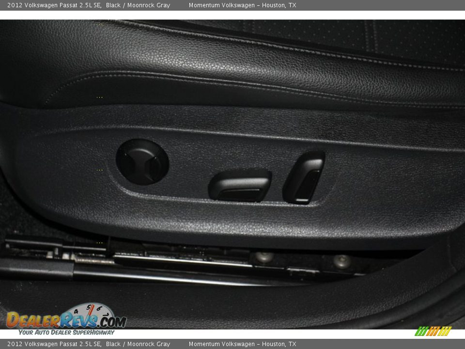 2012 Volkswagen Passat 2.5L SE Black / Moonrock Gray Photo #16
