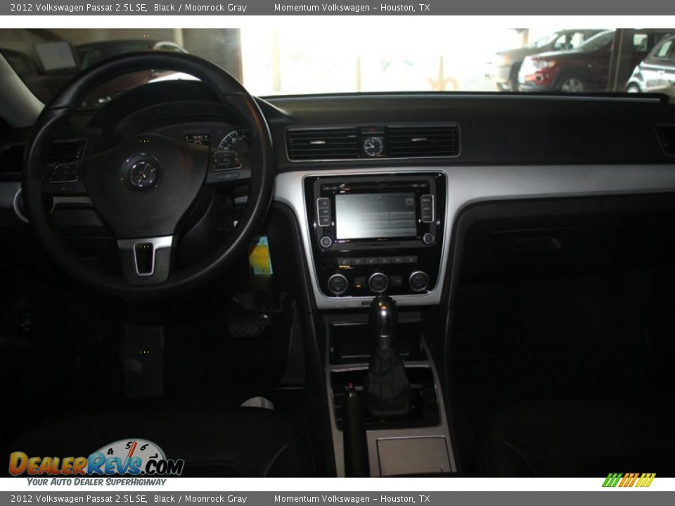 2012 Volkswagen Passat 2.5L SE Black / Moonrock Gray Photo #25
