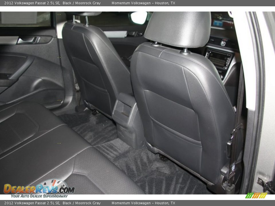2012 Volkswagen Passat 2.5L SE Black / Moonrock Gray Photo #29