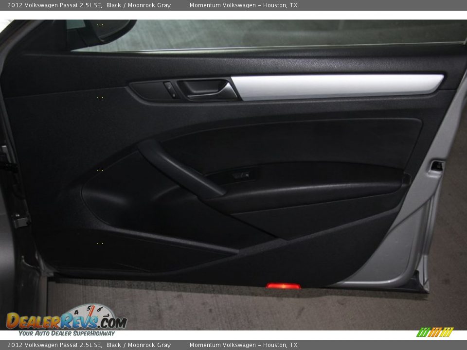 2012 Volkswagen Passat 2.5L SE Black / Moonrock Gray Photo #31